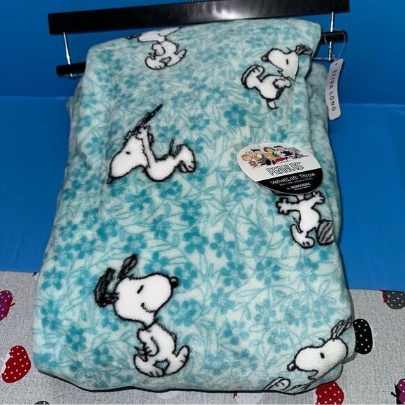 PEANUTS Snoopy velvetLoft Throw - Picture 5 of 5